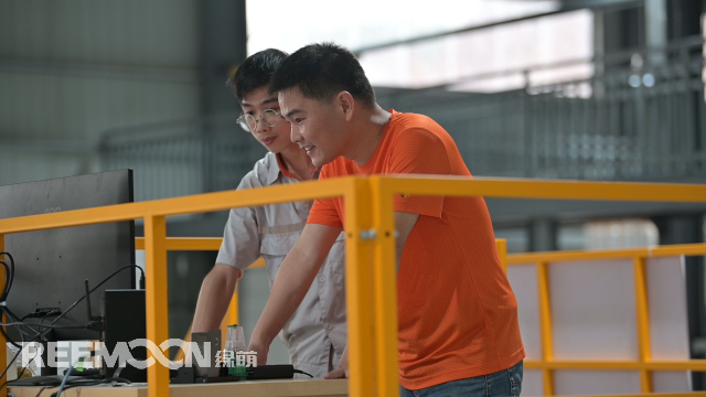 1655972249795437.png 黃其超與廖陳生在中控臺觀察荔枝數據.png